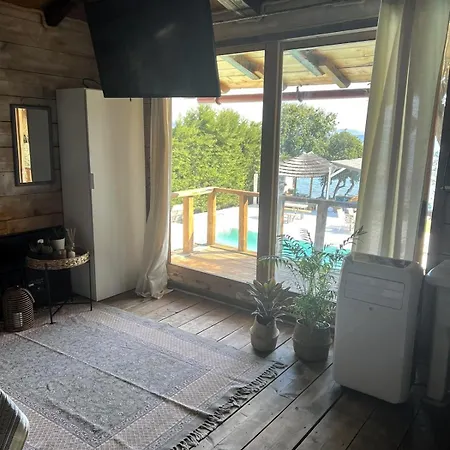 Apartment Tuz Treehouse Politika