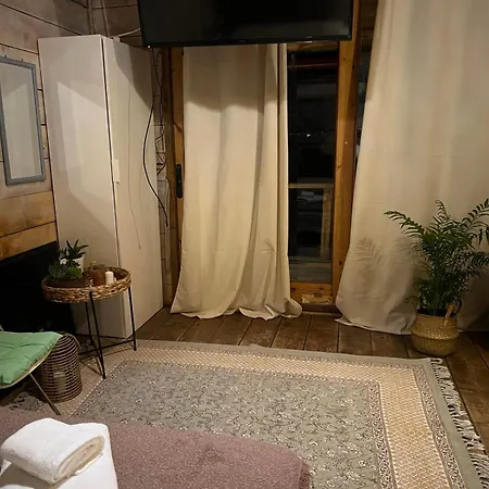Tuz Treehouse Politiká